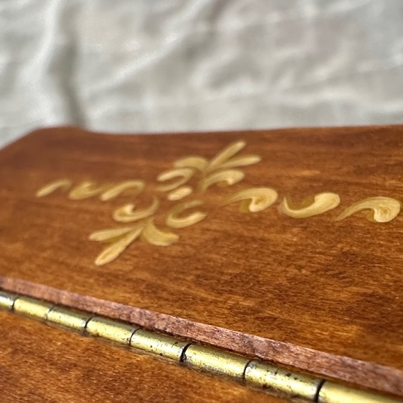 Vintage CUENDET Swiss Music Box 1985 Hand Carved Wood & Hand Painted Floral EUC - Picture 16 of 17